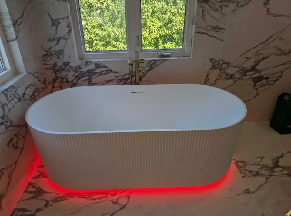 Fluted freestanding tub with LED base lighting